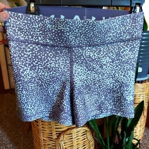 NWOT Women's Under Armour HeatGear® Mid-Rise Shorty Medium Lavender/mint green
